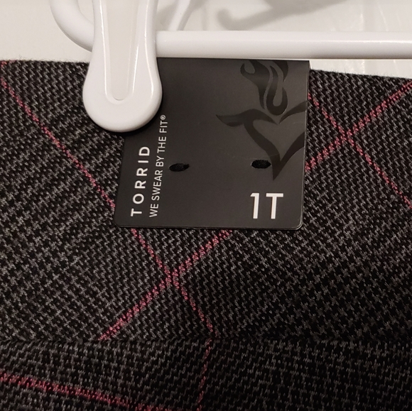 Pink plaid capris - Picture 2 of 4